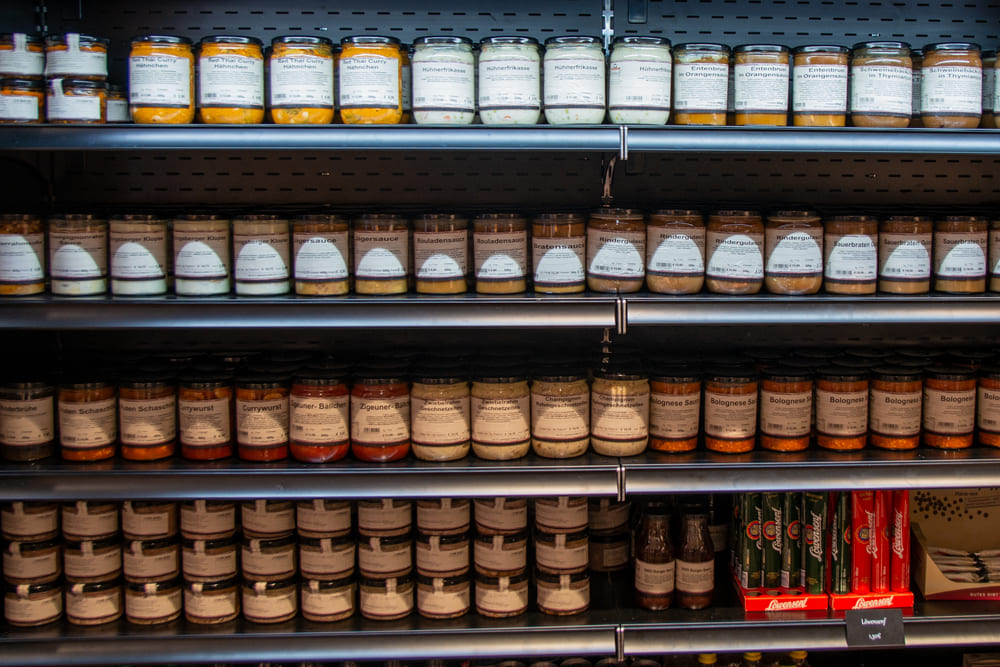 Foto des K&uuml;hlregals mit verschiedenen Fertiggerichten im Glas