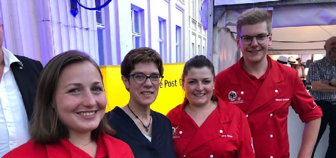 Manuel Kirchhoff mit der Nationalmannschaft des Fleischerhandwerks und der ehemaligen Ministerin Annegret Kramp-Karrenbauer