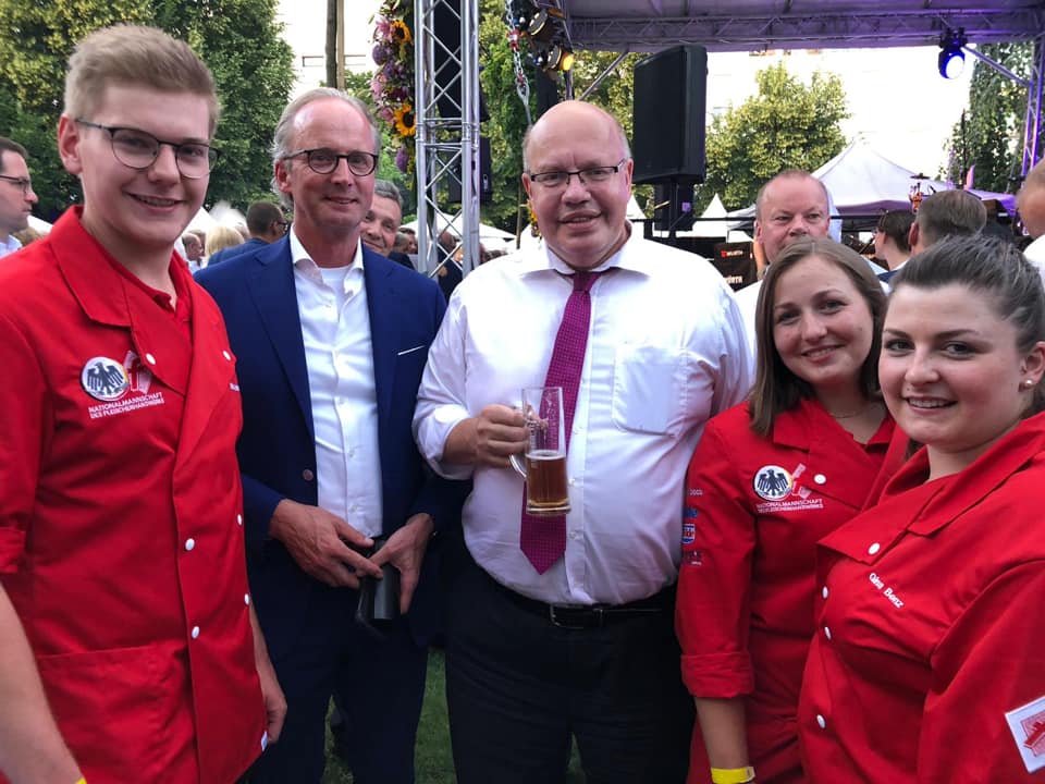 Nationalmannschaft des Fleischerhandwerks mit dem ehemaligen Wirtschaftsminister Altmaier