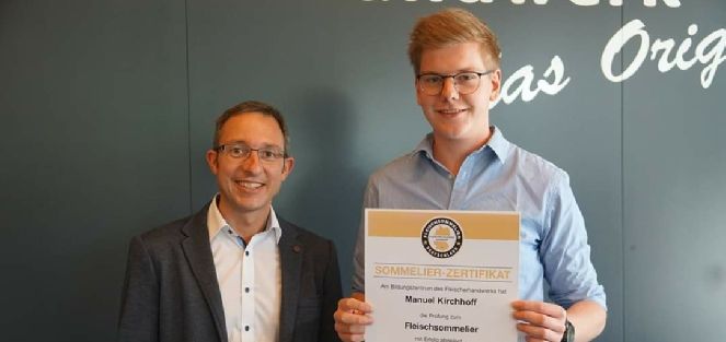 &Uuml;bergabe des Sommelier-Zertifikats an Manuel Kirchhoff