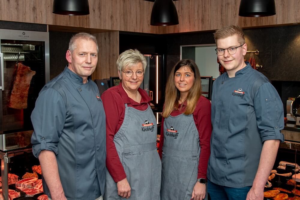 Die Familien Stefan und Manuel Kirchhoff im Verkaufsraum